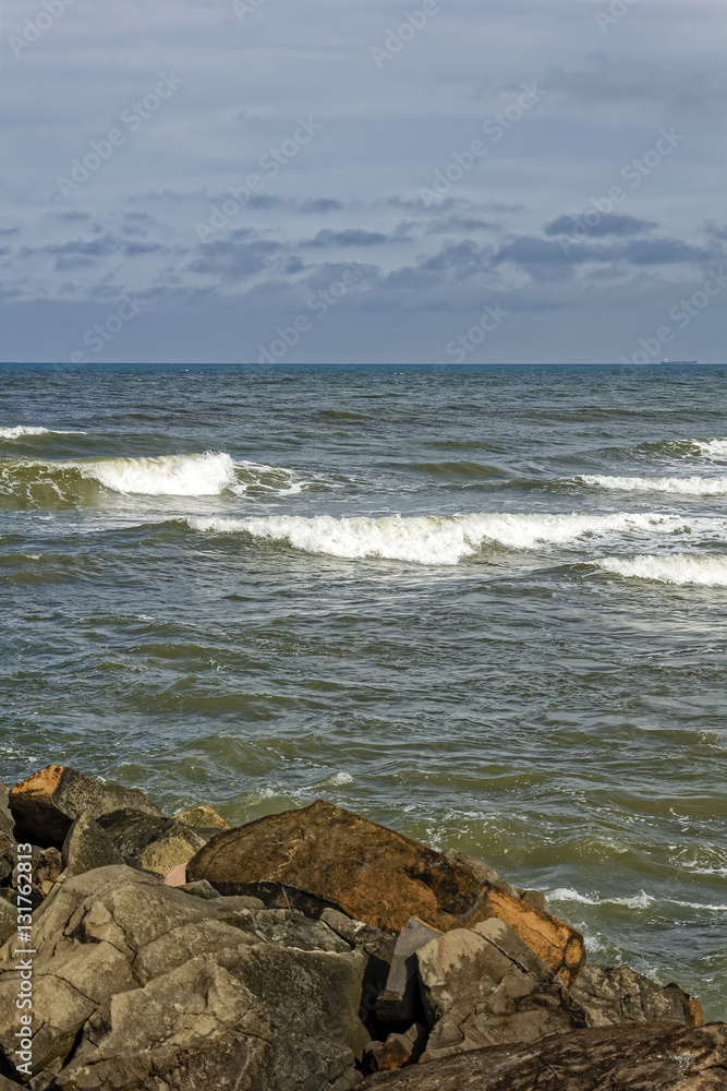 Encounter between the sea, the rocks and the horizon