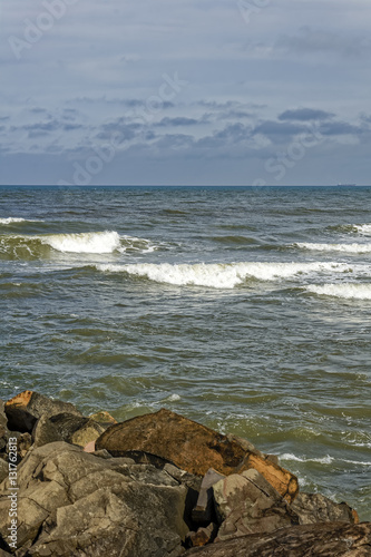 Encounter between the sea, the rocks and the horizon © Fred Pinheiro