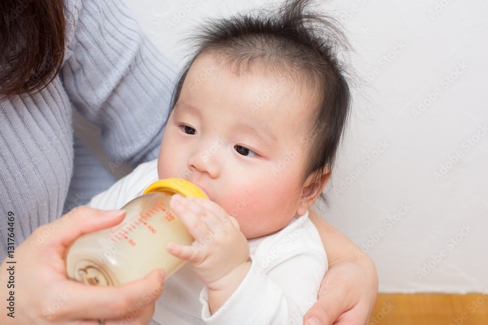 ミルクを飲む赤ちゃん ミルクを飲む赤ちゃん