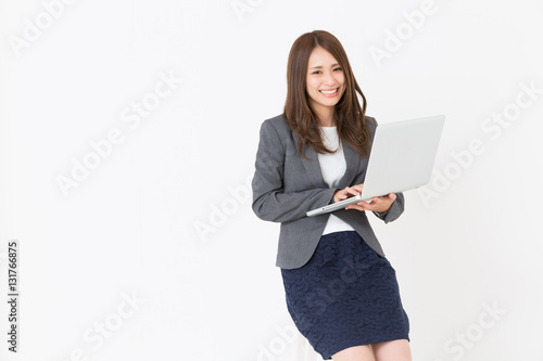 パソコンを見る女性 ビジネス