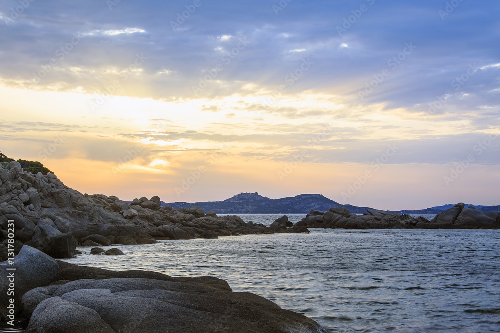 In Sardegna mare e cielo, acqua e rocce, tramonti e alba, un isola in Italia

