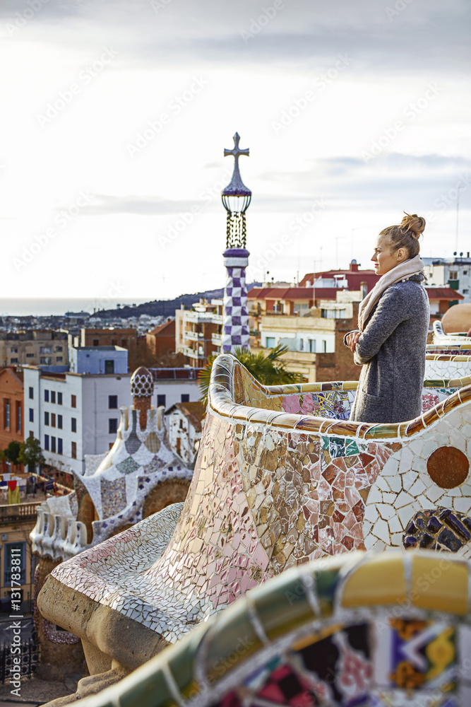 Obraz premium tourist woman at Guell Park in Barcelona looking into distance
