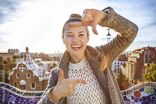 Quadro su tela smiling traveller woman in Barcelona, Spain framing with hands