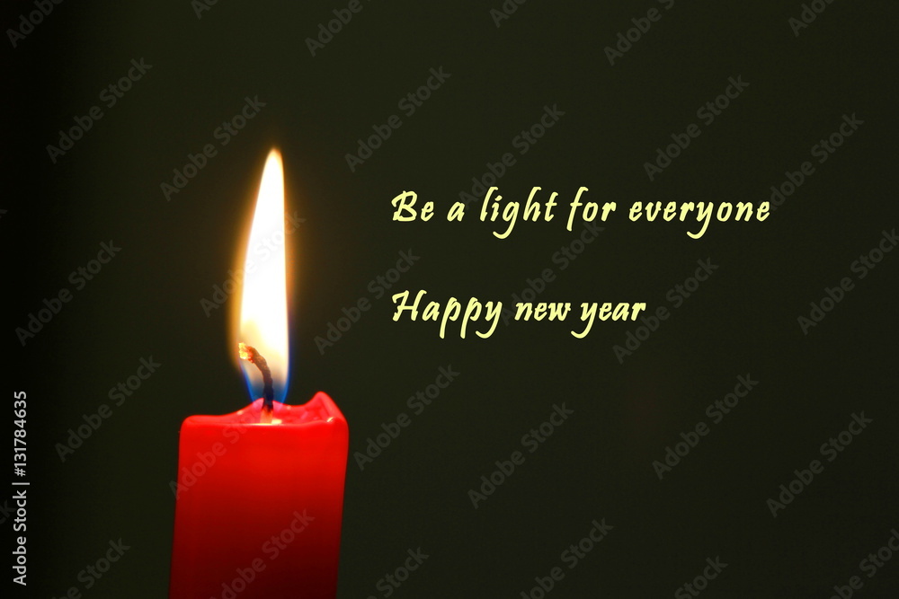 Rote Kerze mit Flamme und dunklem Hintergrund mit englischem Text Rote Kerze mit Flamme und dunklem Hintergrund mit englischem Text