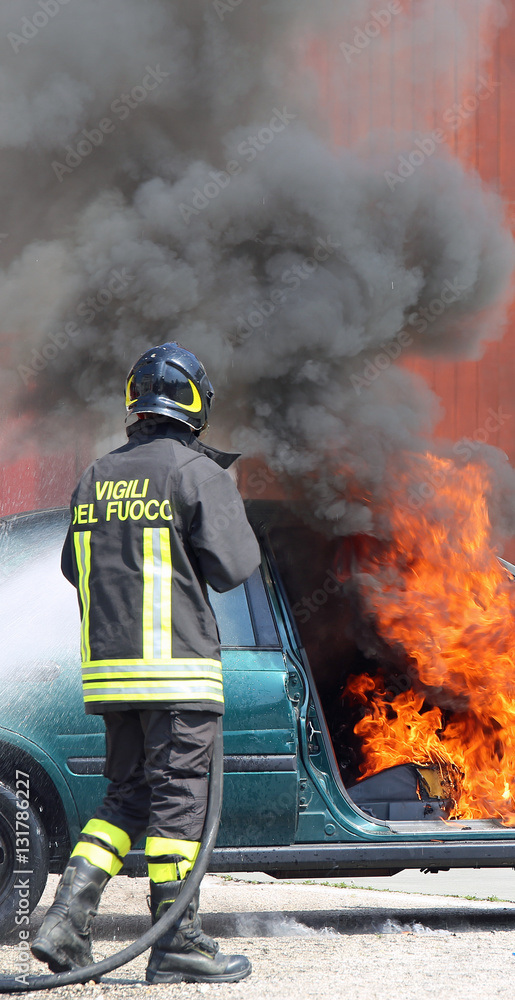 Obraz premium Italian fireman extinguished the car fire