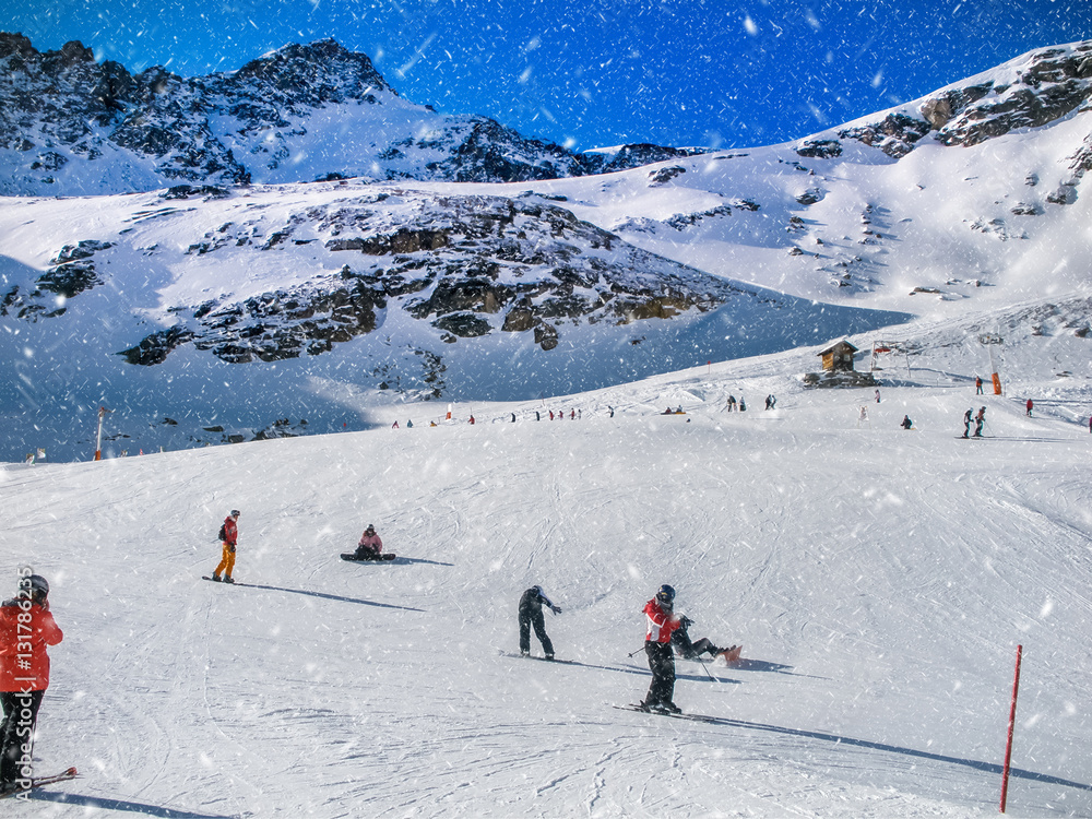 Alpenpanorama bei heftigem Schneefall