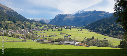 Blick zum Ferienort Klosters im Schweizer Pr  ttigau