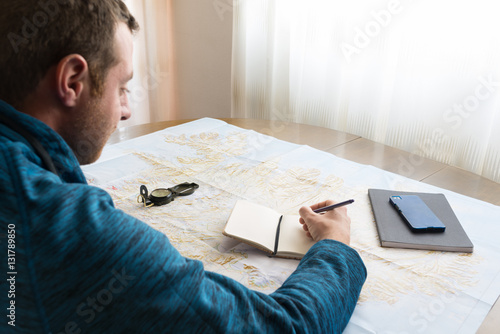 Hombre joven preparando un viaje