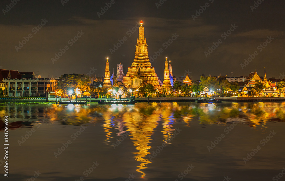 temple bouddhiste sur les rives du Chao Phraya, Bangkok, Thaïlande 
