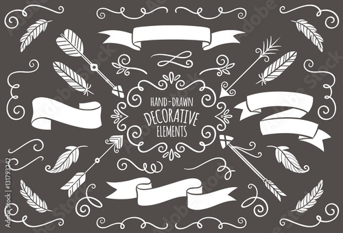 Colección de elementos decorativos dibujados a mano.