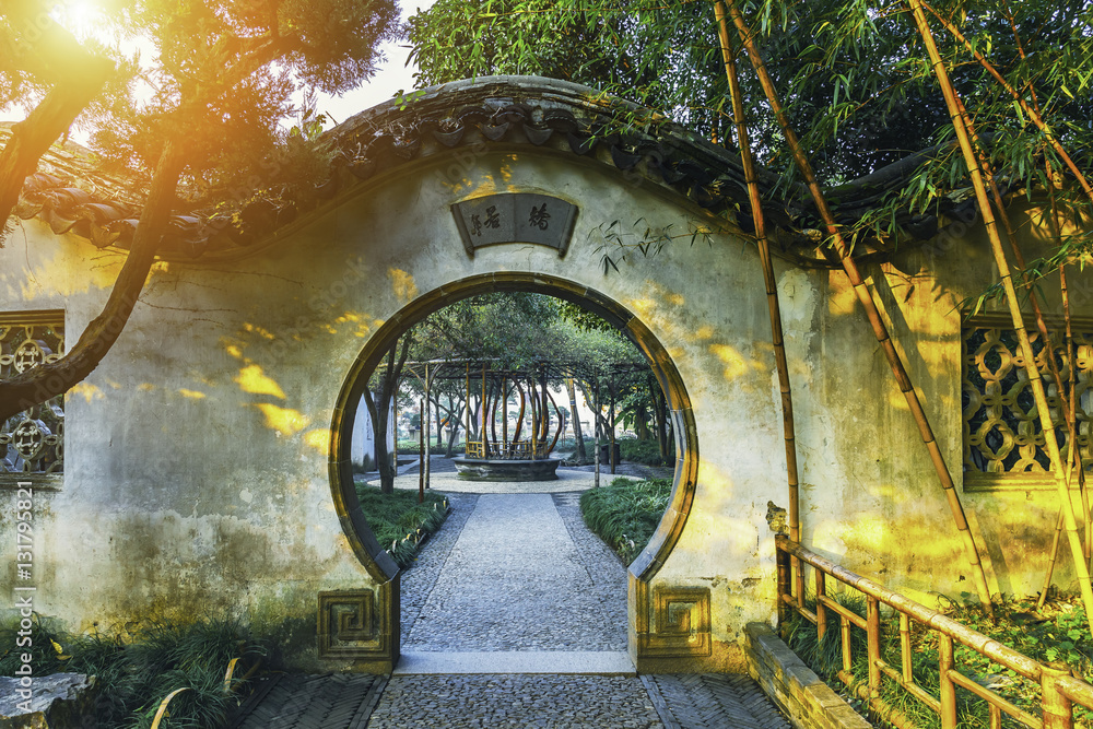 Naklejka premium Chiński tradycyjny ogród w Suzhou w Chinach