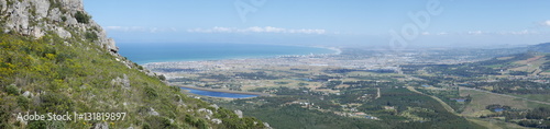 Panoramablick auf die K  ste vor Kapstadt