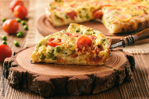 Photos Vegetarian quiche with green pea, tomatoes and cheese.
