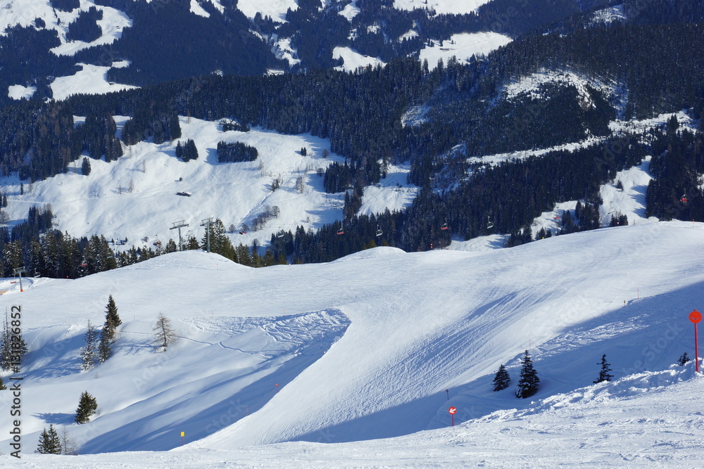 viel Schnee auf der Ski-Piste in Tiroler Alpen in Österreich