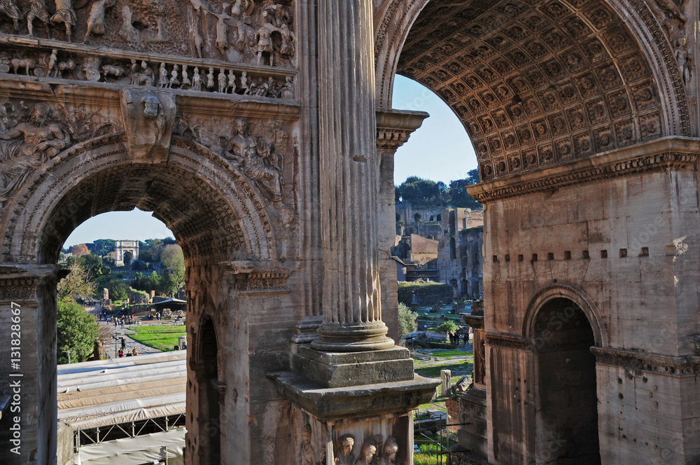 Obraz premium Roma, Fori imperiali e arco di Settimio Severo al tramonto