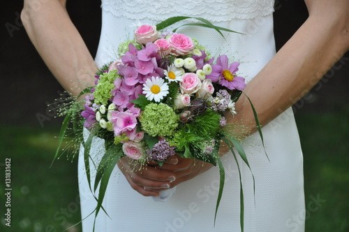Brautstrauß Hochzeit Blumenstrauß Blumenstrauss Frau Braut hält Strauss