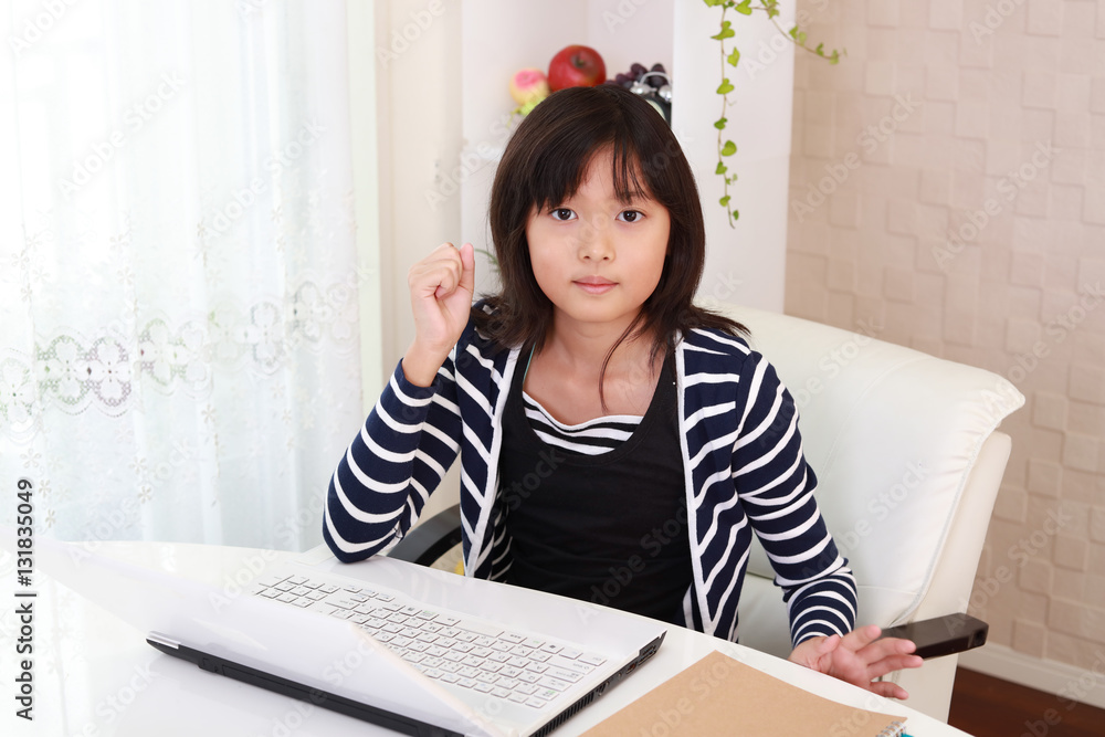 ガッツポーズの女の子
ガッツポーズの女の子