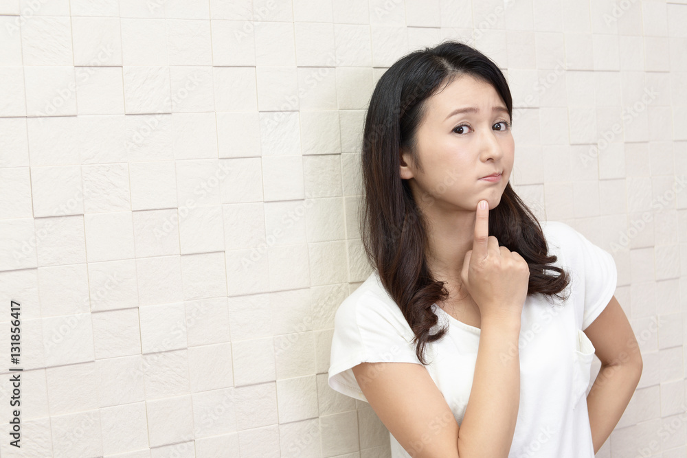 不満そうな表情の女性