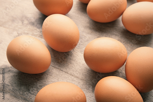 Photos Raw eggs on wooden background