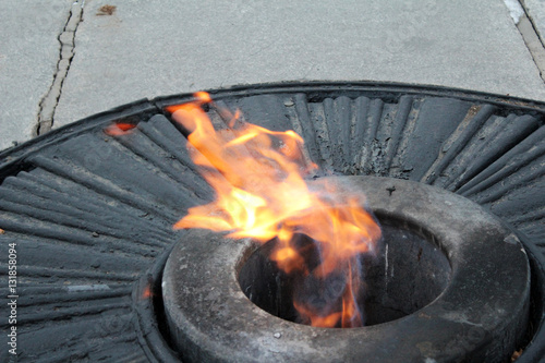 Cuadro en lienzo Place of Eternal flame fire