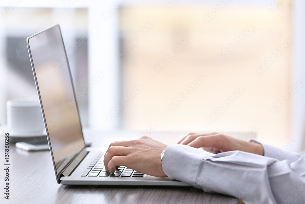 Naklejka premium Businessman using laptop, close up