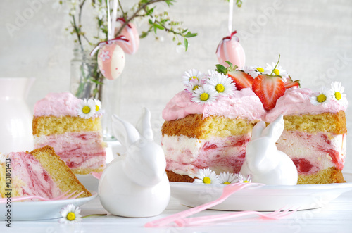 Erdbeer-Sahne-Torte mit Gänseblümchen dekoriert zu Ostern photo