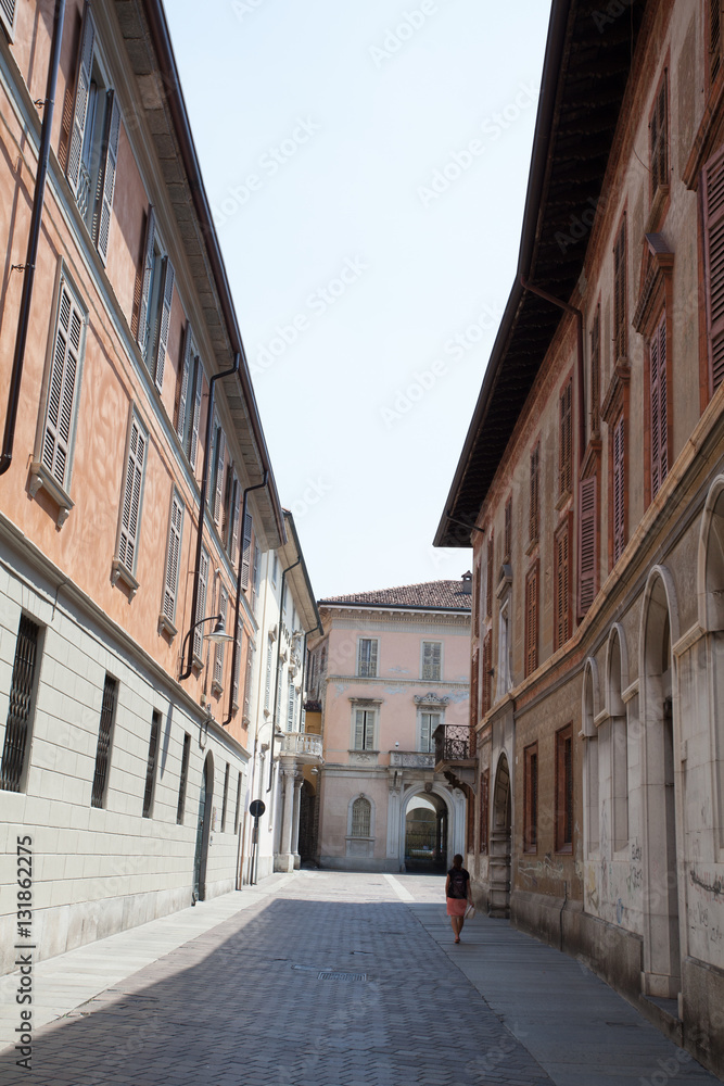 Obraz premium Femme seule dans une rue de Côme - Italie