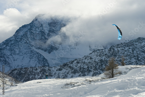 Sciatore che pratica Snowkite nelle montagne innevate del Passo del Sempione, Svizzera