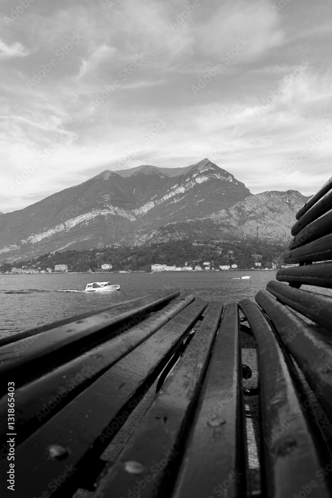 Obraz premium Banc au lac de Côme
