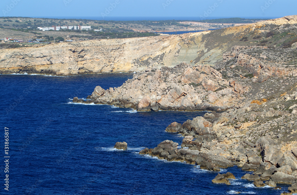 Klifowe wybrzeże w okolicach Mellieha na Malcie