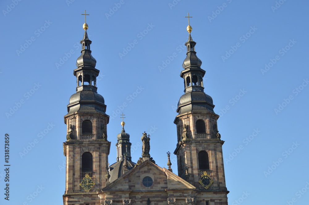 Türme und Christus Statue Dom in Fulda