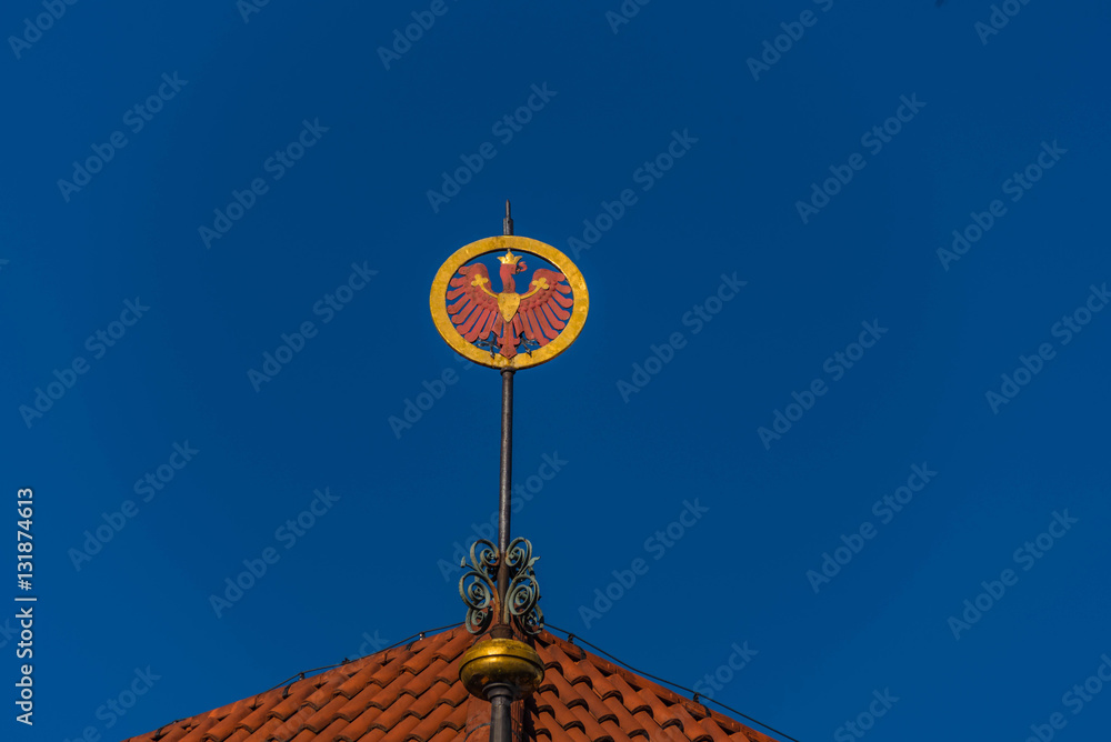 Tiroler Adler Wappen vor blauem Himmel Tiroler Adler Wappen vor blauem Himmel