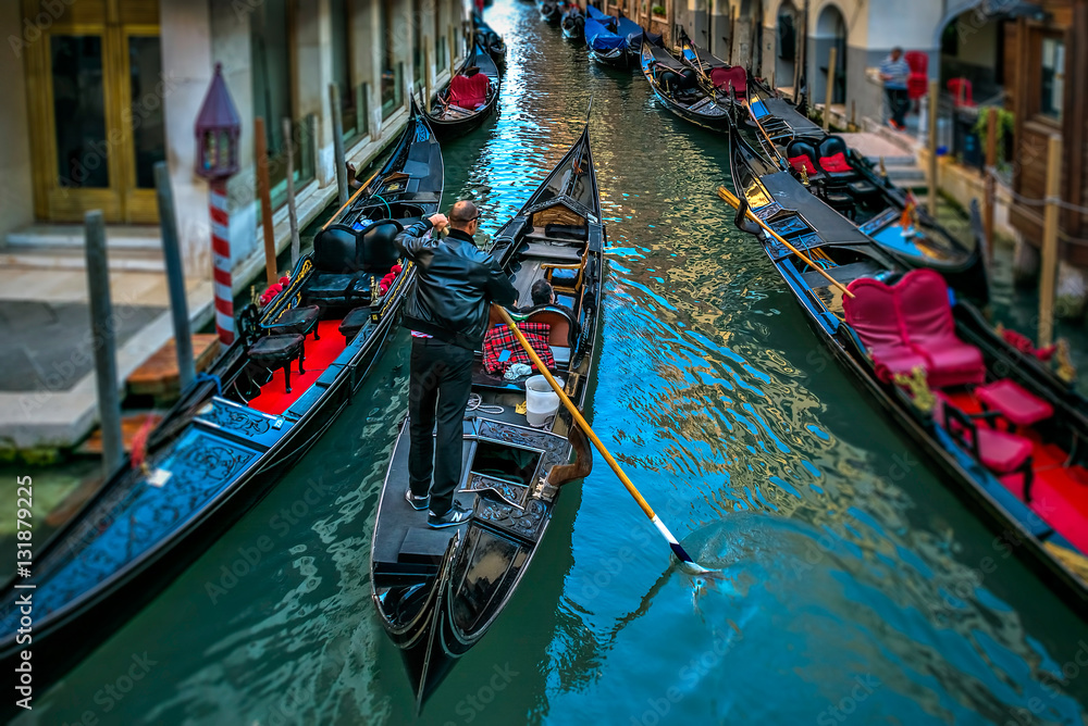 Gondel in venezianischem Kanal
