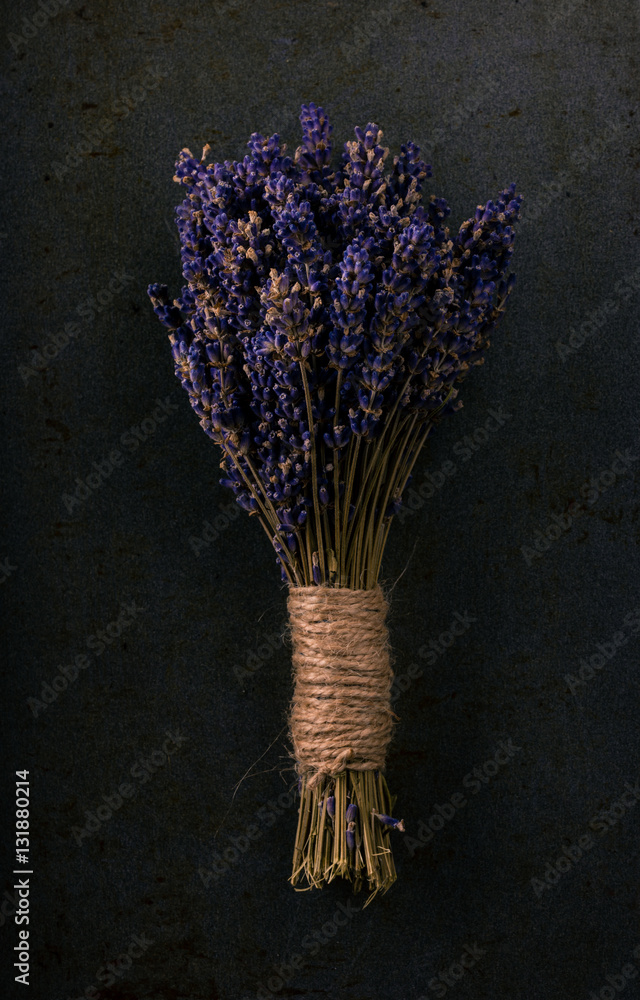 Obraz premium Bunch of lavender flower on dark tray