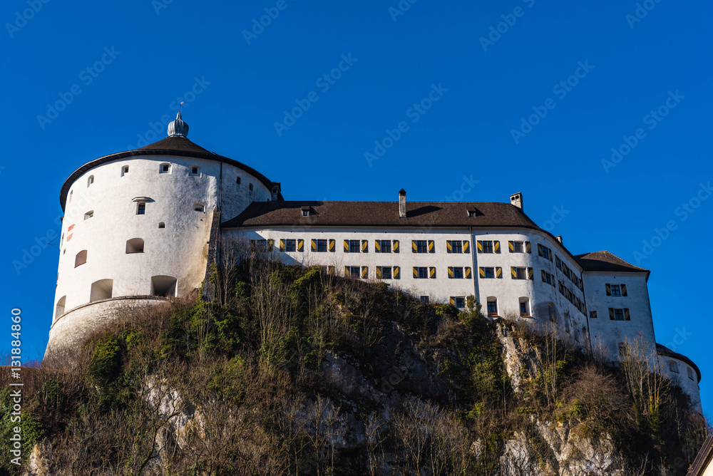 Festung Kufstein vor blauem Himmel