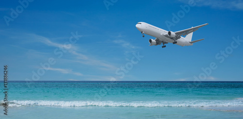 Landeanflug eines Flugzeuges über den Strand auf Kuba Varadero