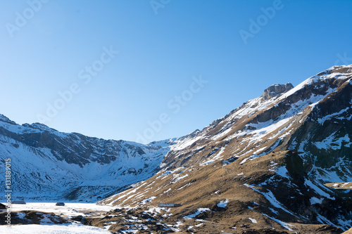 Berg mit Schnee und Aussicht bem Wintersport © Tobias