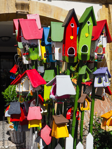 Casitas de colores para pájaros en  Murten en la región de Friburgo de Suiza, verano de 2016 OLYMPUS CAMERA DIGITAL photo