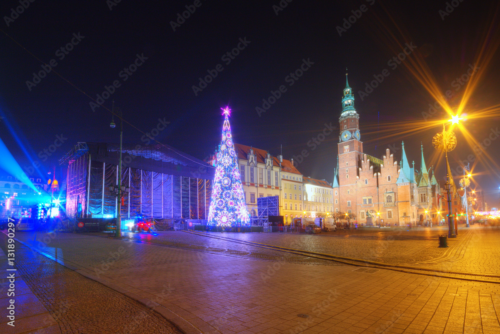 Wrocław nocą  kolorowe iluminacje i scena sylwestrowa
