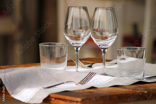 Table de restaurant gastronomique avec verres à vin, nappe et couverts