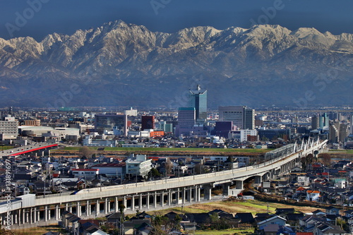 立山連峰と北陸新幹線