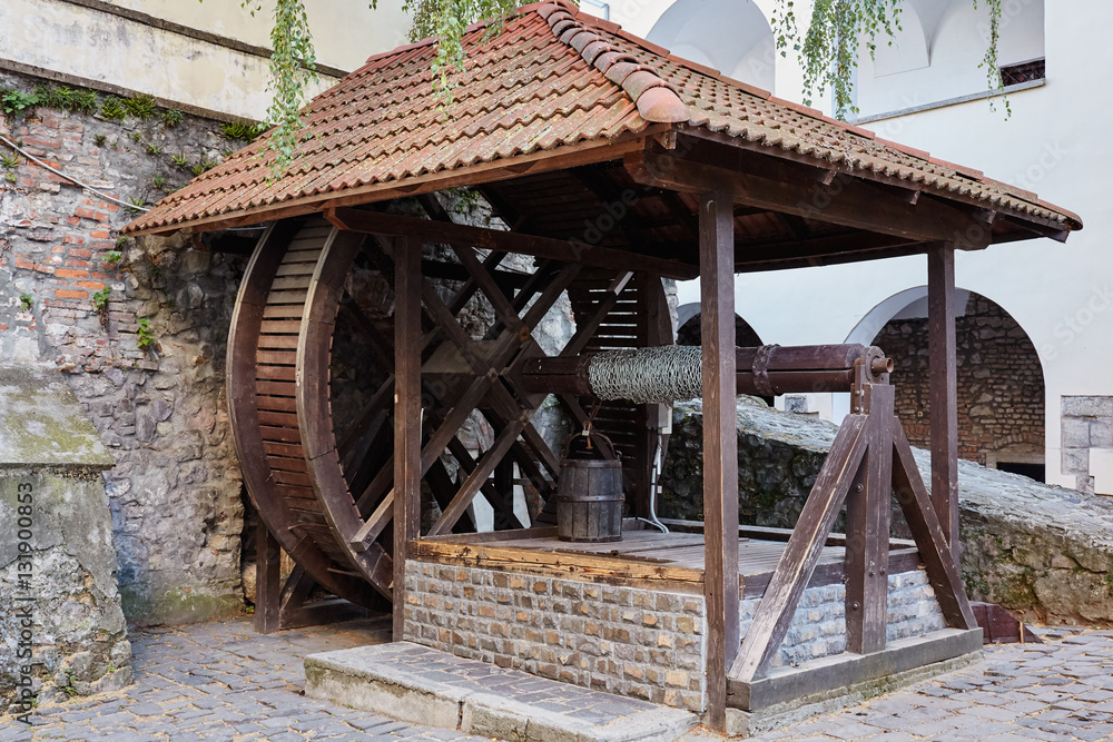 Obraz premium Old water well. Mukachevo. Palanok castle
