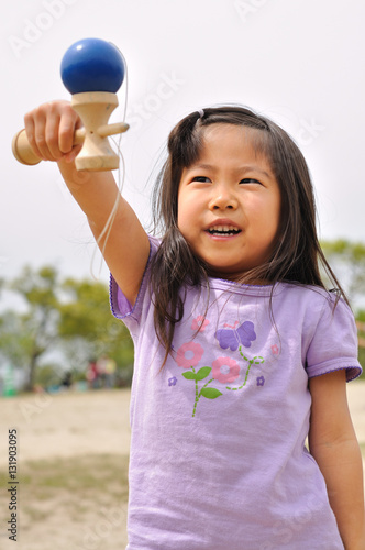 Fotografía けん玉で遊ぶ女の子