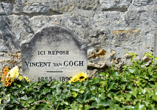 Obraz na plátně Grave of the famous Dutch post-impressionist painter Vincent Van Gogh (1853-1890