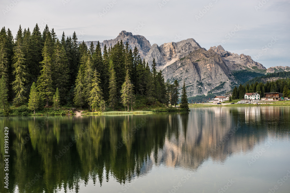 Bergsee in den Dolomiten am Morgen