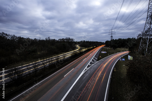 Lichtspuren vorbeifahrender Autos auf der Autobahn A643 bei Mainz in der Nacht