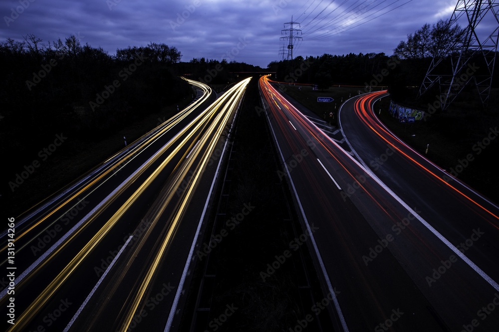 Lichtspuren vorbeifahrender Autos auf der Autobahn A643 bei Mainz in der Nacht Lichtspuren vorbeifahrender Autos auf der Autobahn A643 bei Mainz in der Nacht