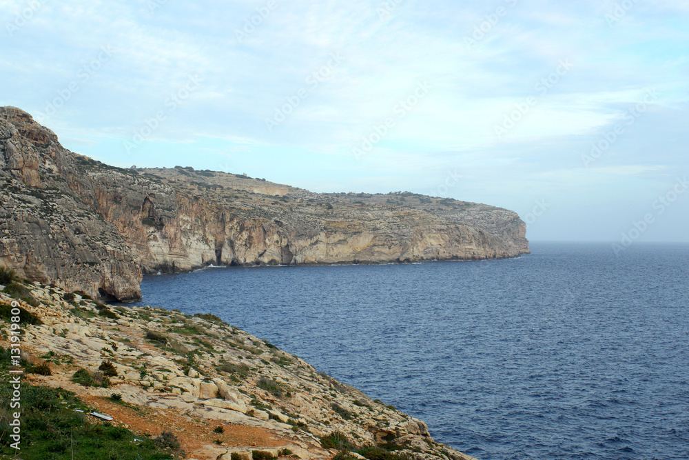 Klifowe wybrzeże w rejonie stolicy Malty Valetty