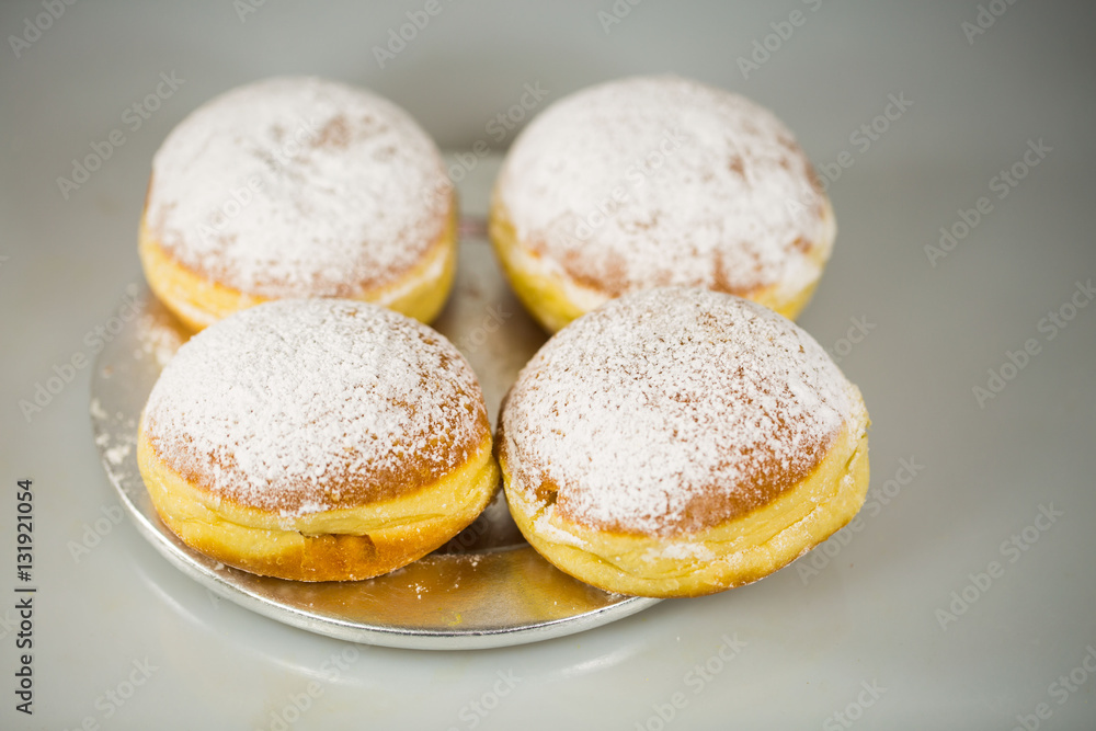 Krapfen auf Teller , weißer Hintergrund