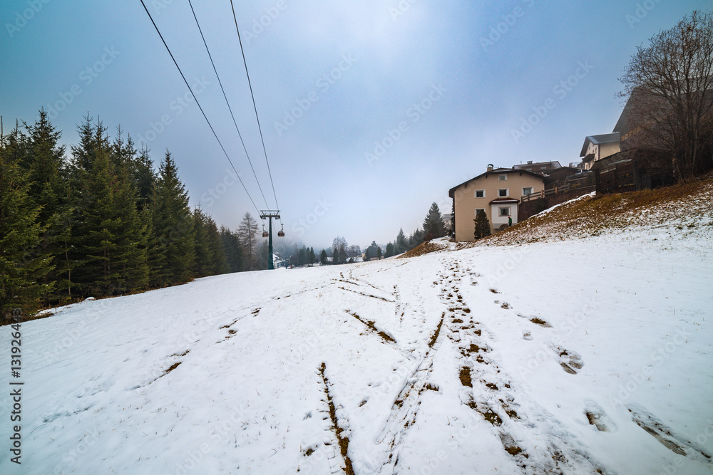 Fototapeta premium mountain view of snowy pathway